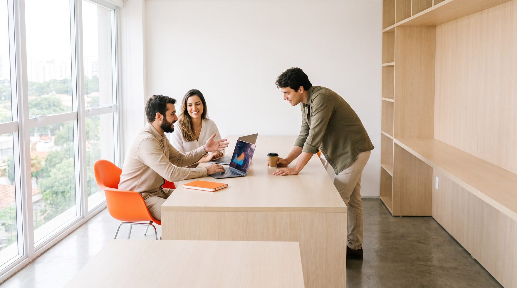 Equipe da Creative Nation trabalhando em campanhas de mídia paga